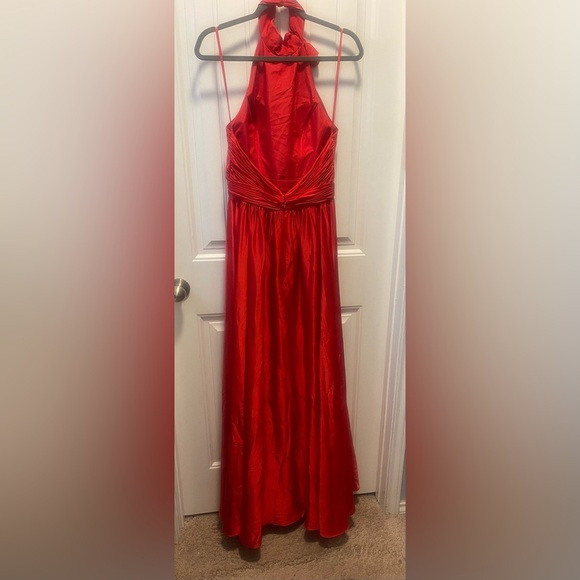 Mac Duggal Formal Gown 
Womens size 6 
NWOT 
Rosette Halter Chiffon Evening Gown - Picture 2 of 13